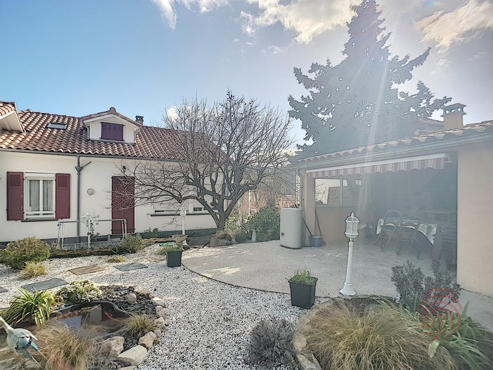 Charmant F2 avec terrasse près du centre et des thermes, animaux acceptés, options de services disponibles - FR-1-451-31 Apartment in Occitanie