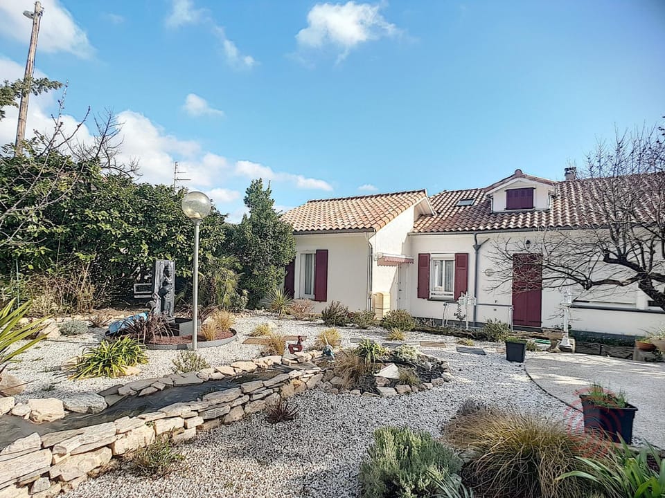 Charmant F2 avec terrasse près du centre et des thermes, animaux acceptés, options de services disponibles - FR-1-451-31 Apartment in Occitanie