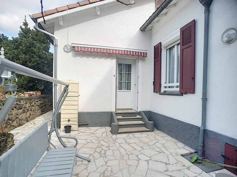 Charmant F2 avec terrasse près du centre et des thermes, animaux acceptés, options de services disponibles - FR-1-451-31 Apartment in Occitanie