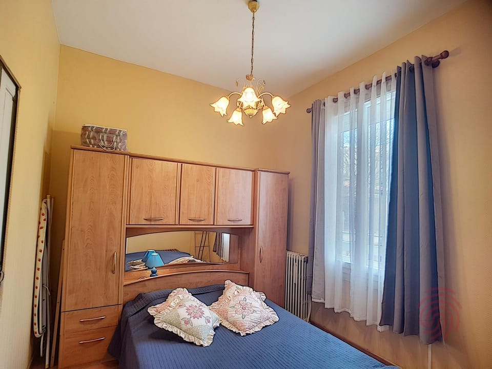 Charmant F2 avec terrasse près du centre et des thermes, animaux acceptés, options de services disponibles - FR-1-451-31 Apartment in Occitanie