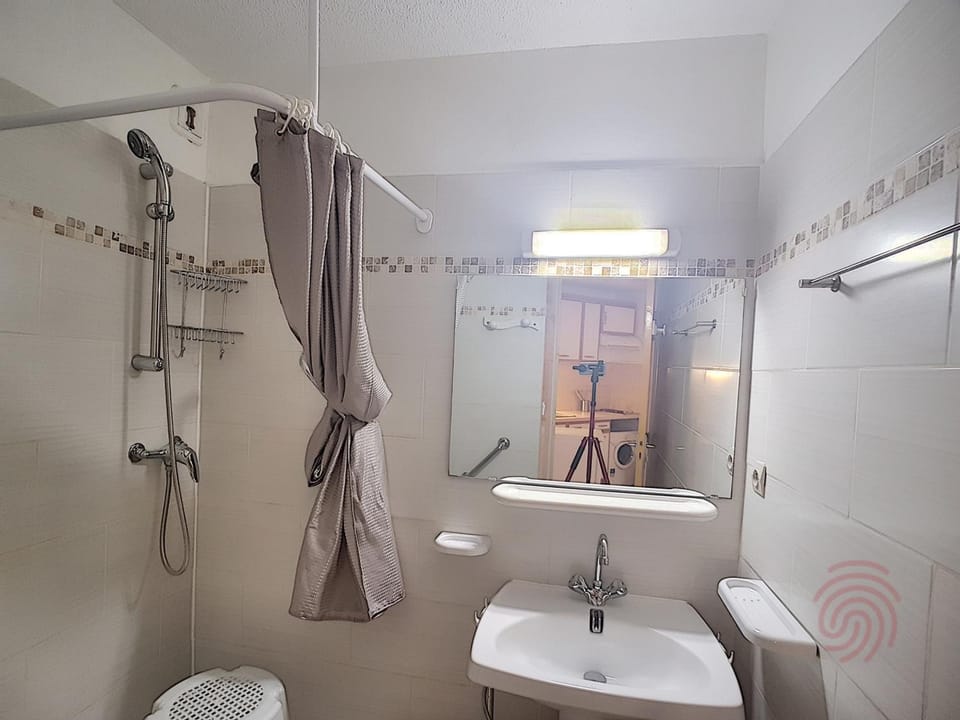 Charmant appartement avec terrasse, parking gratuit et animaux acceptés, proche des thermes à Lamalou - FR-1-451-89 Apartment in Occitanie