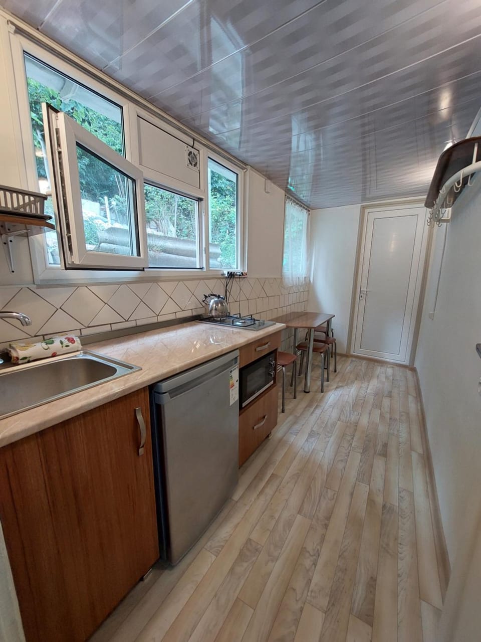 Coffee/tea facilities, Kitchen or kitchenette, stove
