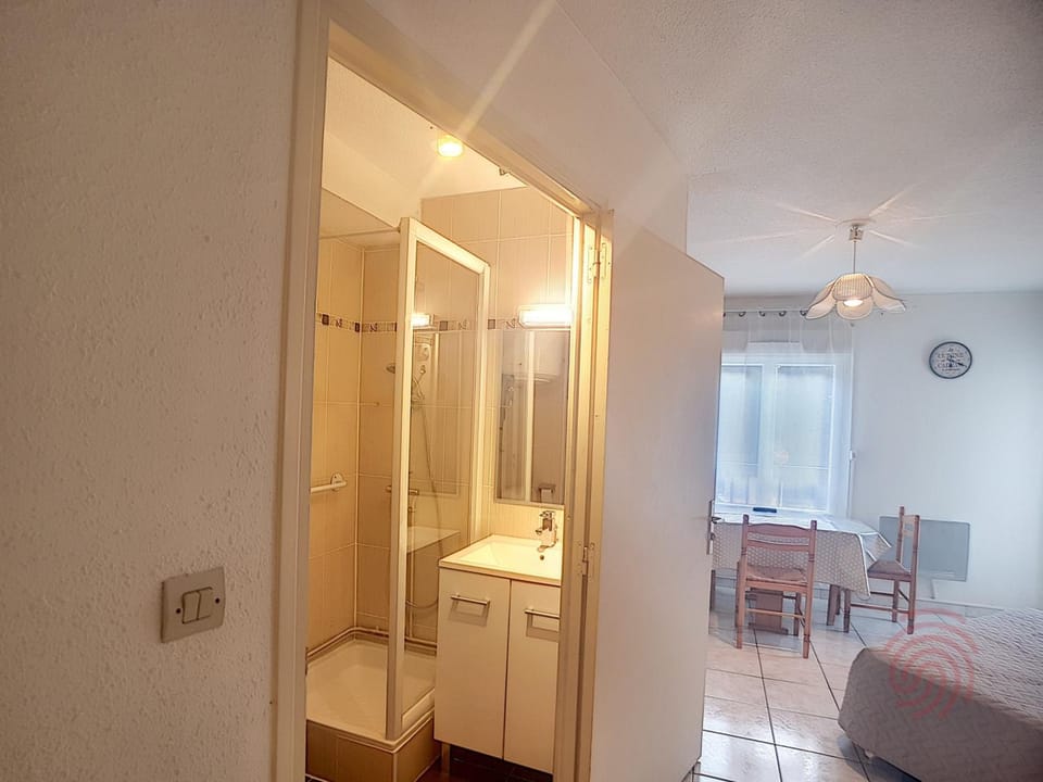 Studio rénové Lamalou, proche Thermes, balcon, animaux admis, parking gratuit, Wifi inclus - FR-1-451-95 Apartment in Occitanie