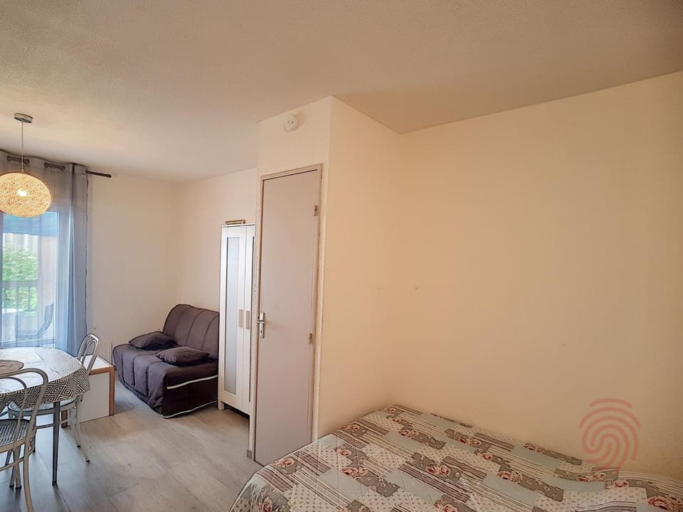 Studio rénové avec balcon à 650m des Thermes - Lamalou, proche centre-ville et nature - FR-1-451-96 Apartment in Occitanie
