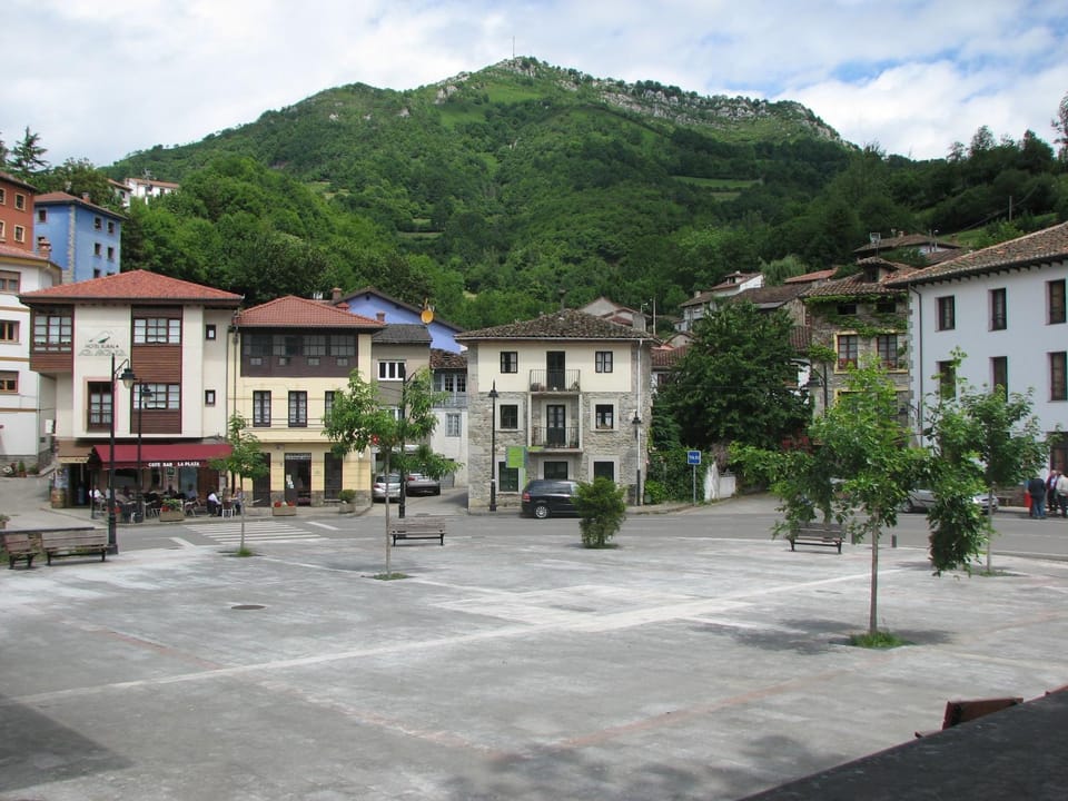 Nearby landmark, Facade/entrance, Street view