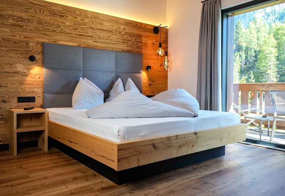 Balcony/Terrace, Bedroom, Mountain view