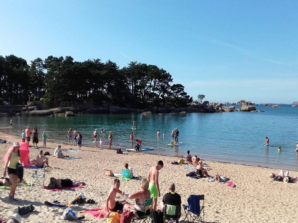 Maison bretonne à 100m de la plage, jardin clos et équipements pour bébé, à Trégastel - FR-1-368-106 House in Trégastel