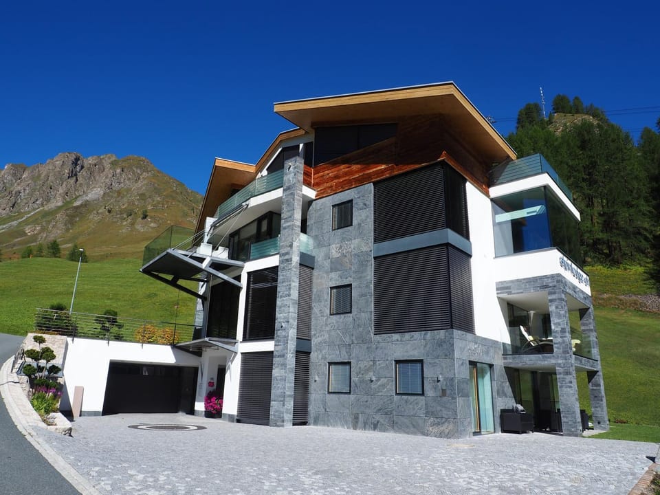 Facade/entrance, Off site, Day, Summer, On site, Mountain view