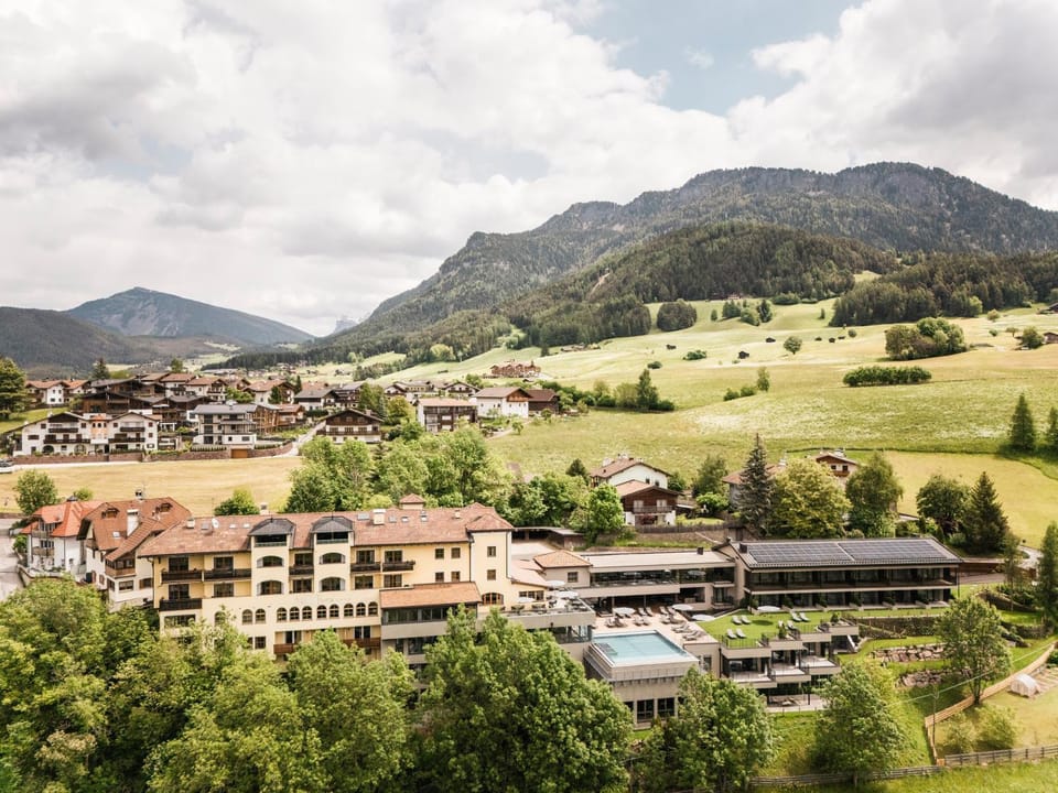 Property building, Patio, Nearby landmark, Day, Natural landscape, Hot Tub, View (from property/room), Balcony/Terrace, Lounge or bar, City view, Mountain view, Pool view, Swimming pool