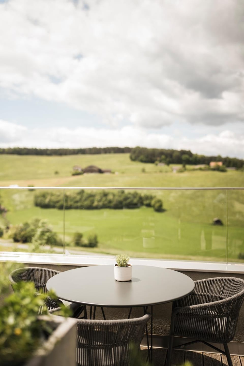 Restaurant/places to eat, Day, Natural landscape, View (from property/room), Balcony/Terrace, Dining area, Evening entertainment, Guests, Landmark view, Dinner