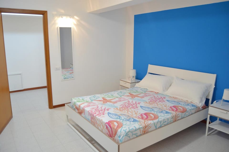 Bedroom, bunk bed
