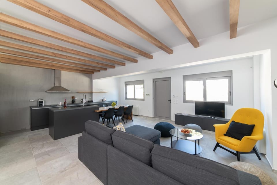 TV and multimedia, Coffee/tea facilities, Kitchen or kitchenette, Living room, Seating area, Dining area