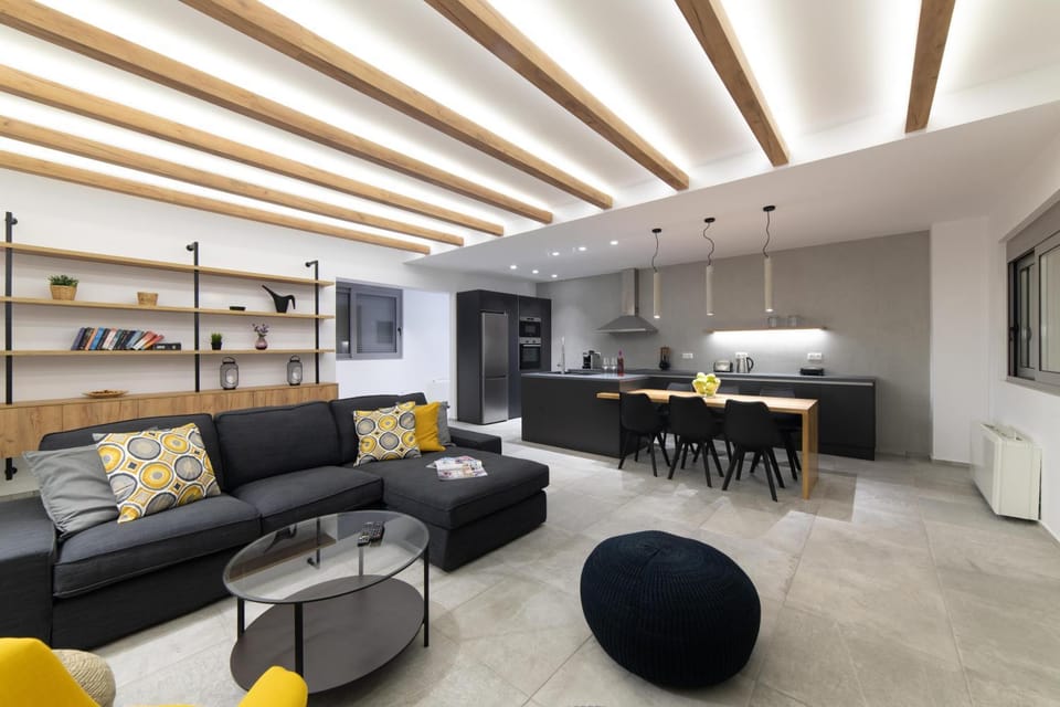 TV and multimedia, Coffee/tea facilities, Kitchen or kitchenette, Living room, Seating area, Dining area