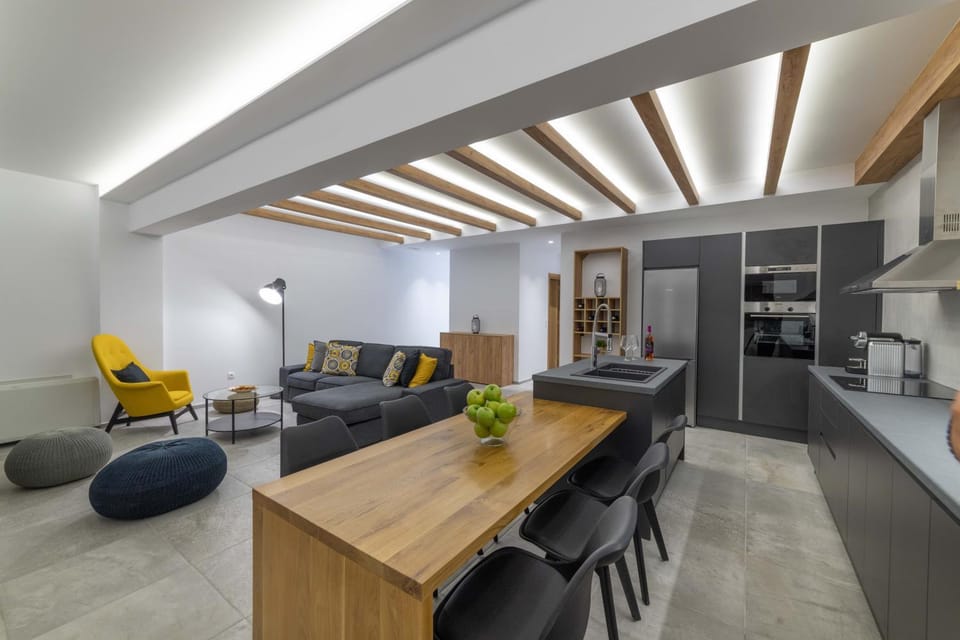 TV and multimedia, Coffee/tea facilities, Kitchen or kitchenette, Living room, Seating area, Dining area