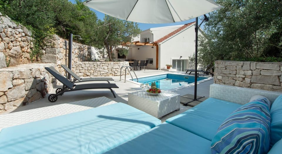 Shower, Patio, Day, Seating area, On site, Swimming pool, sunbed