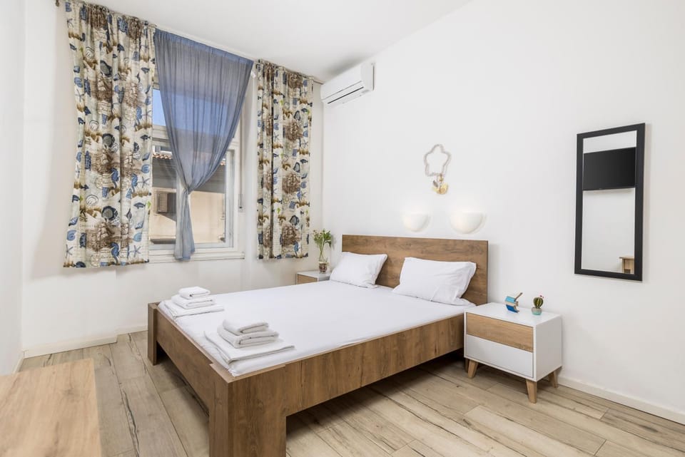 Bed, Photo of the whole room, towels, air conditioner
