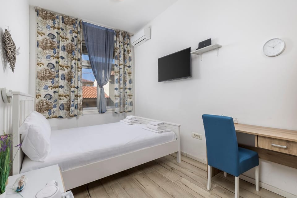 Bed, Photo of the whole room, air conditioner