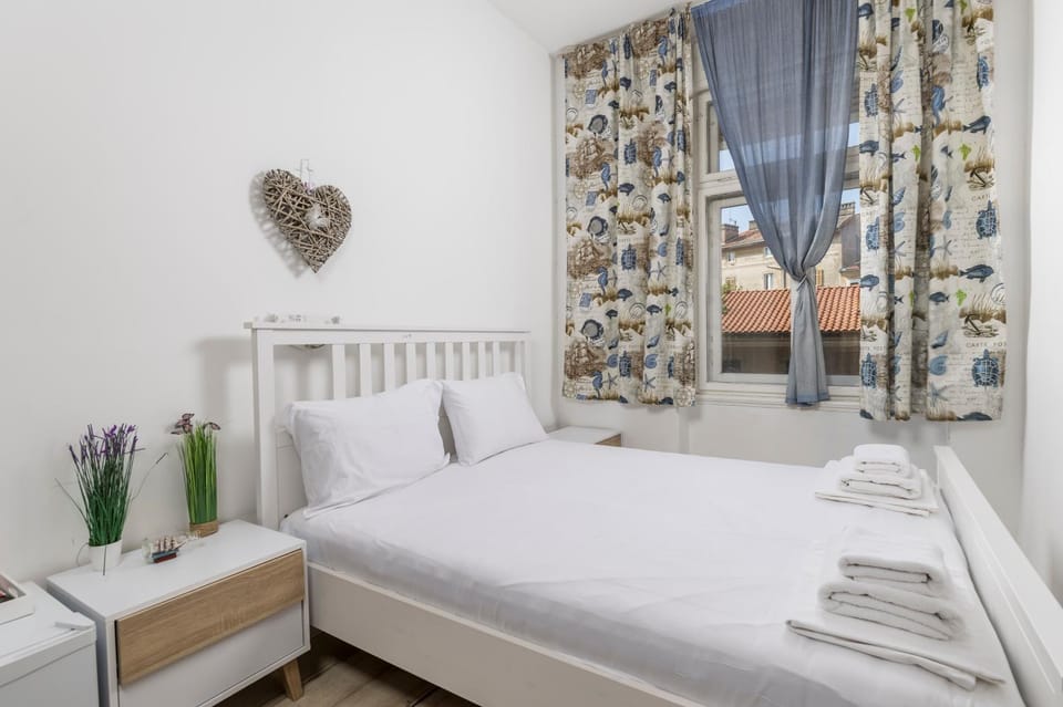 Bed, Photo of the whole room, towels