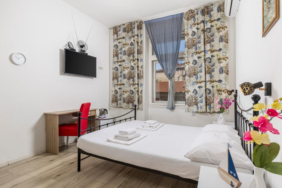 Bed, TV and multimedia, Photo of the whole room, towels