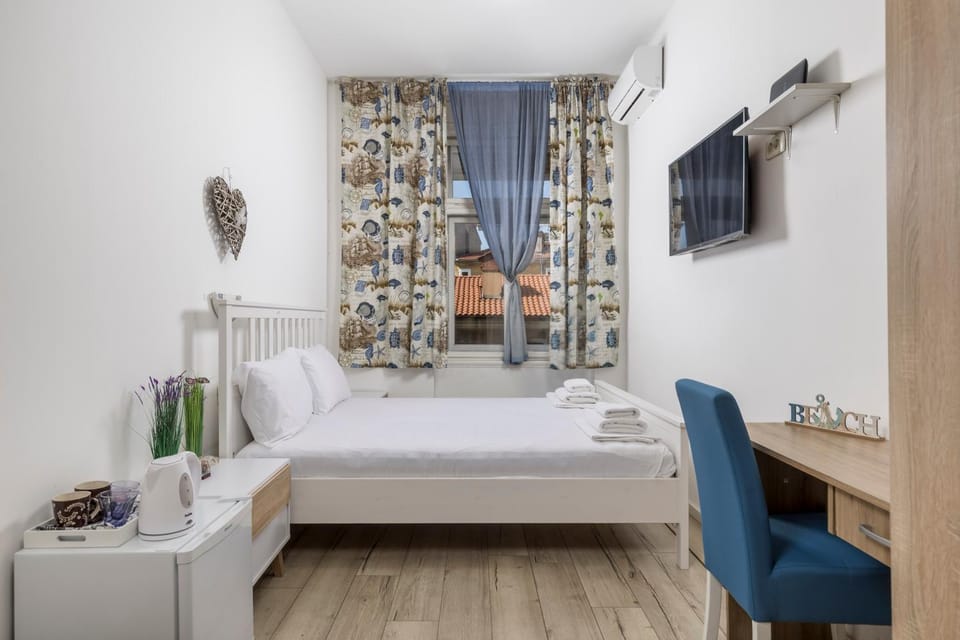 Bed, TV and multimedia, Bedroom, towels