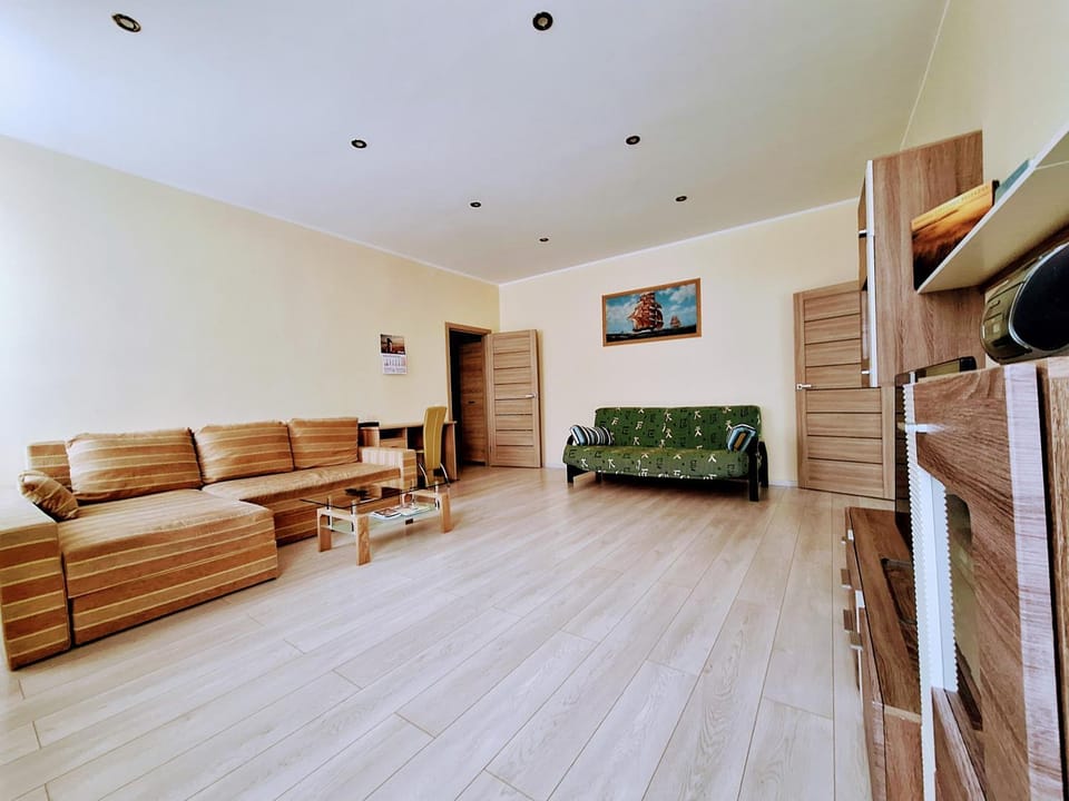 Bed, Day, TV and multimedia, Living room, Photo of the whole room, Seating area, flat iron