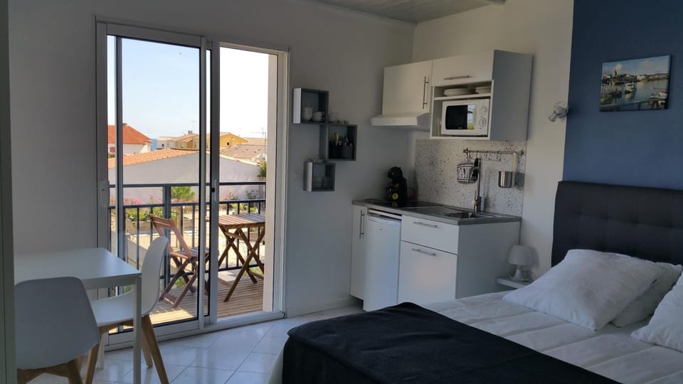 Kitchen or kitchenette, Photo of the whole room, Bedroom, Garden view, Pool view