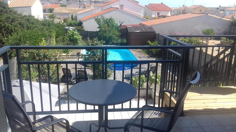 Property building, Garden, Balcony/Terrace, Swimming pool