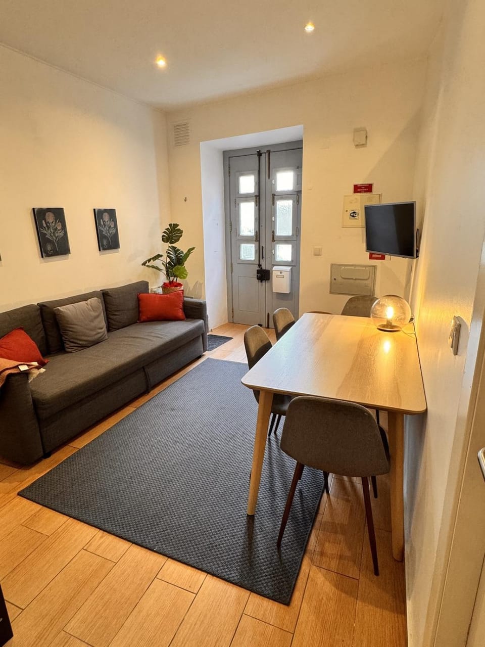 TV and multimedia, Seating area, Dining area