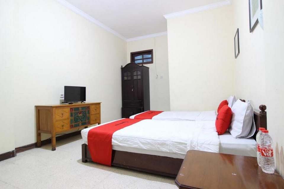 Bed, TV and multimedia, Bedroom