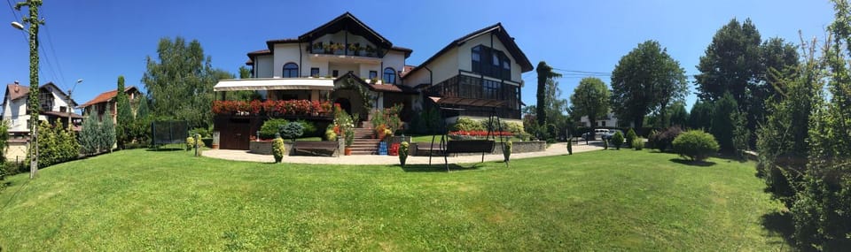 Property building, Summer, Garden, On site