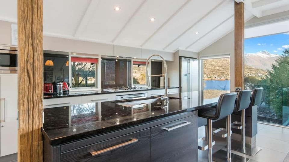 Stewart Lodge Luxury Spa House in Queenstown