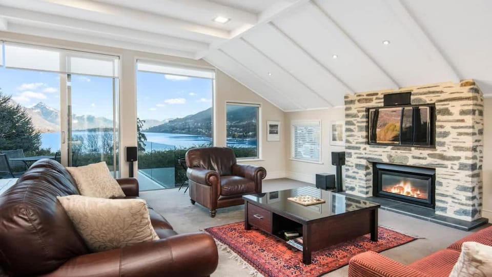Stewart Lodge Luxury Spa House in Queenstown