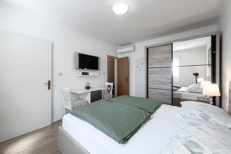 Bed, TV and multimedia, Bedroom, minibar, wardrobe
