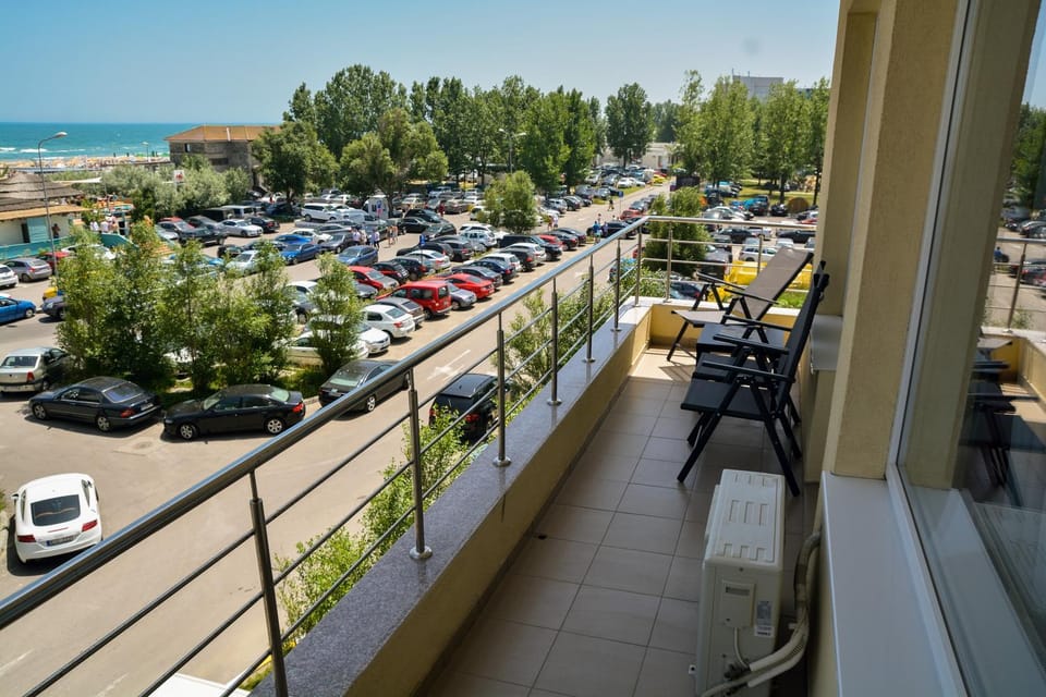 Restaurant/places to eat, Balcony/Terrace