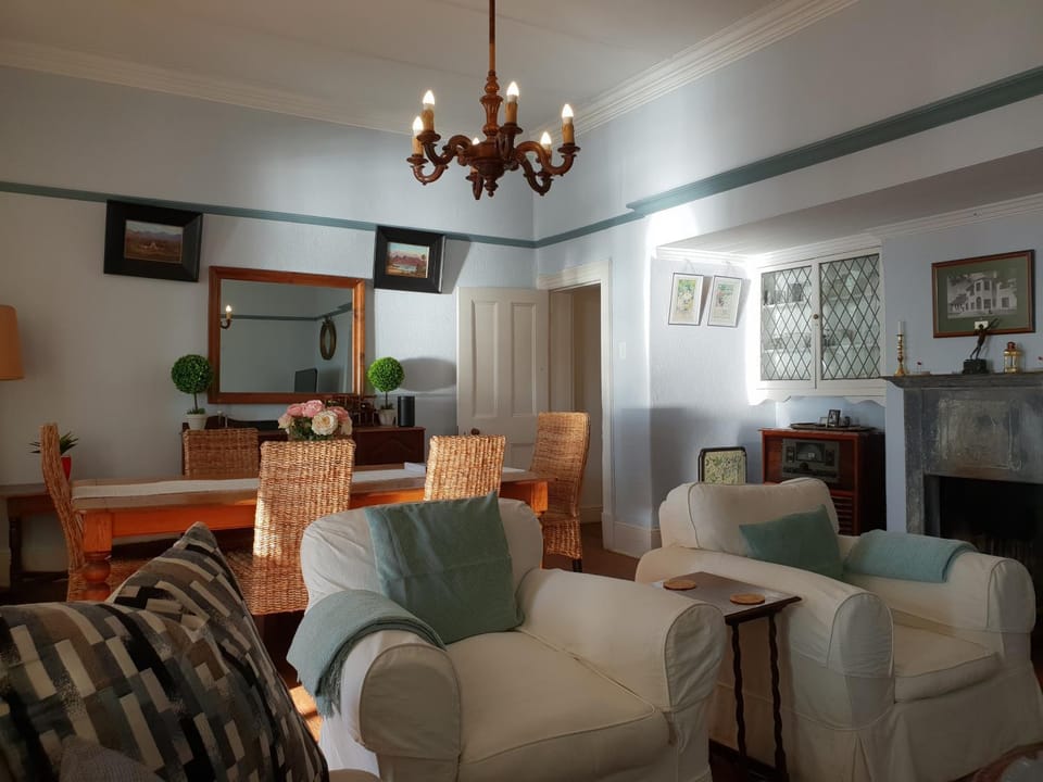 Seating area, Dining area