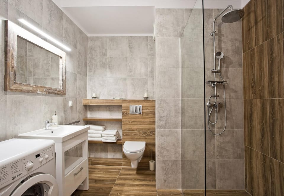 Shower, Toilet, Bathroom, towels, washing machine
