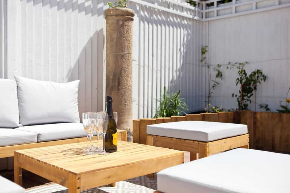 Seating area, Drinks, Alcoholic drinks