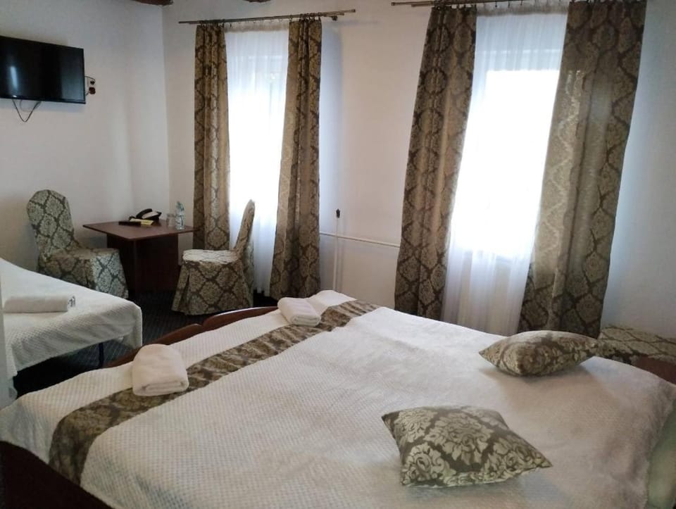 Bed, TV and multimedia, Photo of the whole room, Bedroom, towels