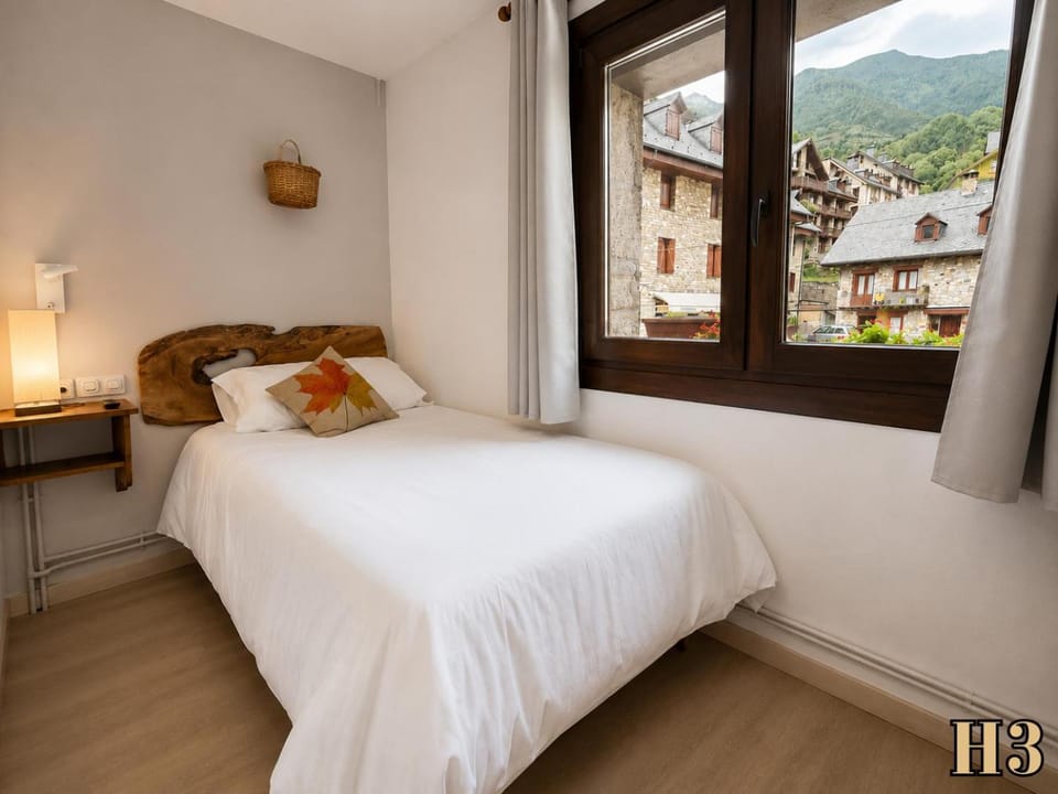 Bed, Natural landscape, Photo of the whole room, Bedroom, Mountain view