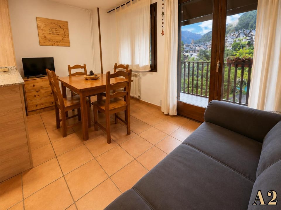 Patio, Communal lounge/ TV room, Natural landscape, TV and multimedia, View (from property/room), Balcony/Terrace, Living room, Seating area, Dining area, Mountain view