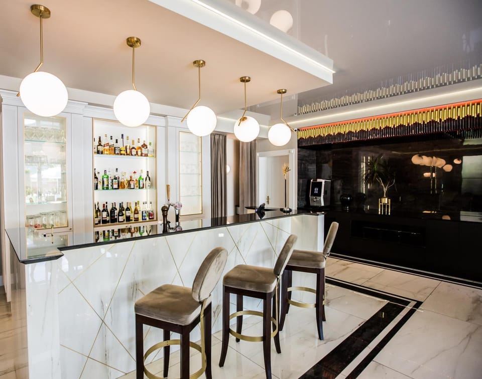 Restaurant/places to eat, Buffet breakfast, Lunch