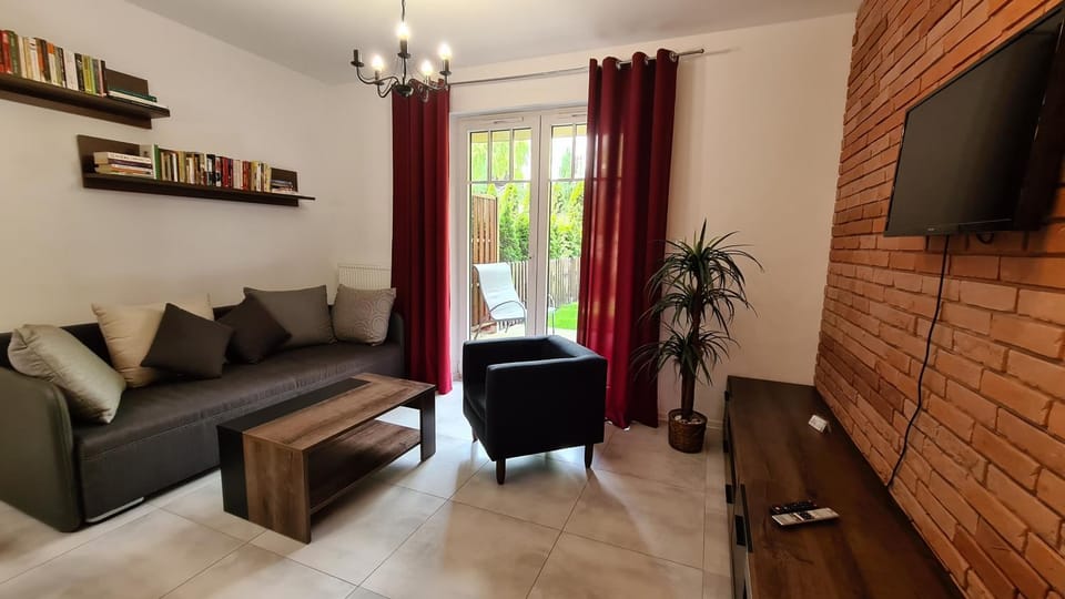 Communal lounge/ TV room, Library, TV and multimedia, Living room, Seating area, Evening entertainment