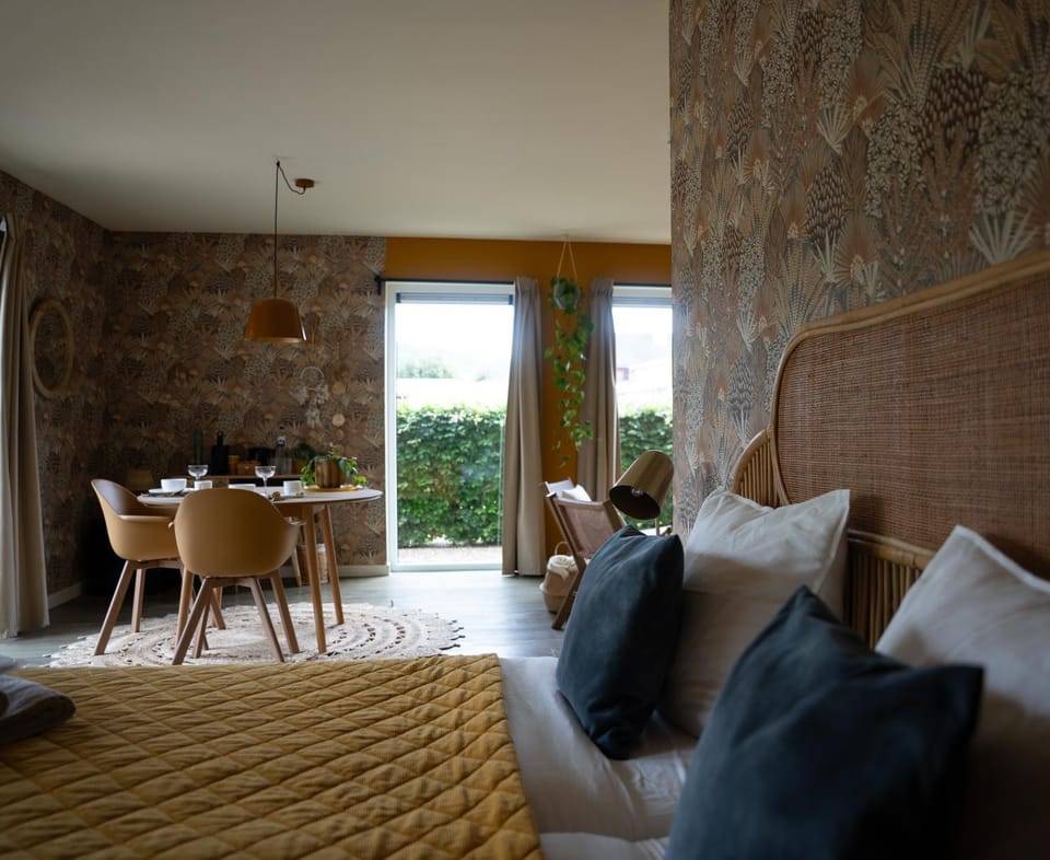 Bed, Dining area