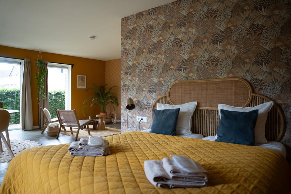 Bed, Seating area