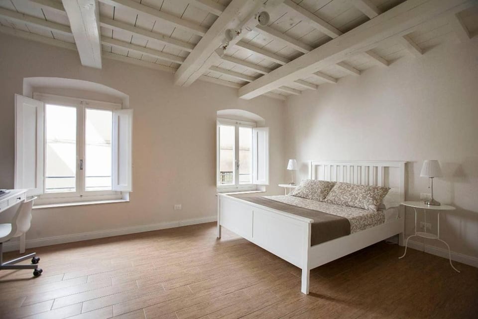 Bed, Photo of the whole room, Seating area, Bedroom