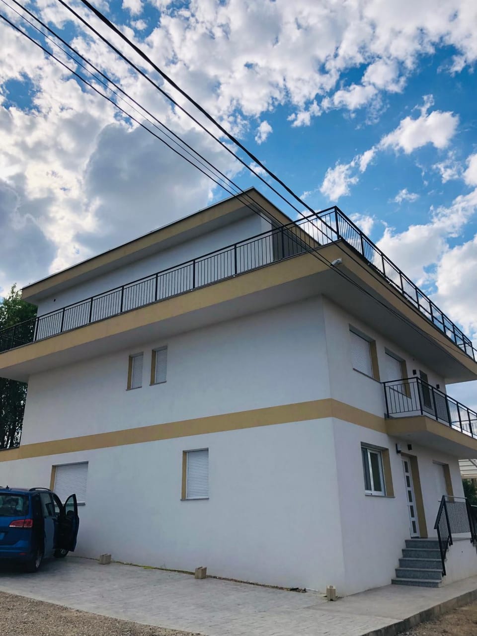 Property building, Balcony/Terrace, Parking