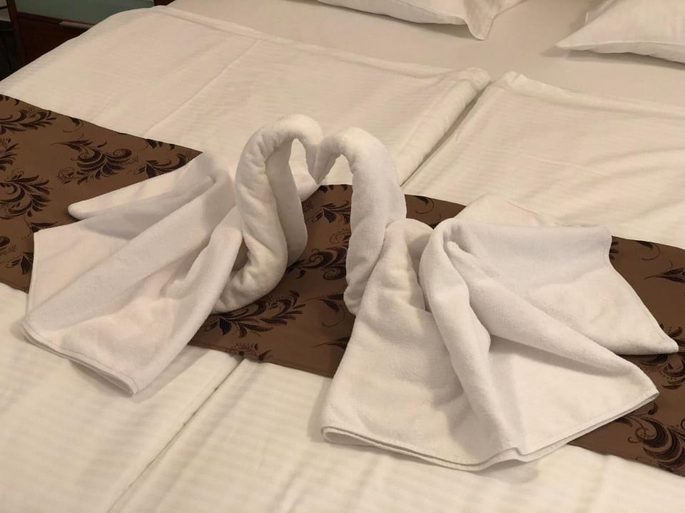 Bed, Bedroom, towels