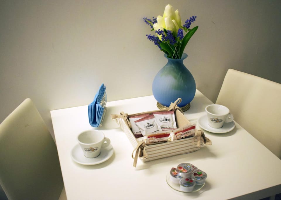 Coffee/tea facilities, Food and drinks, Dining area, Food