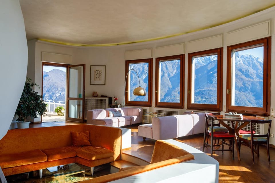 Natural landscape, Balcony/Terrace, Living room, Seating area, Dining area, Lake view, Mountain view, internet