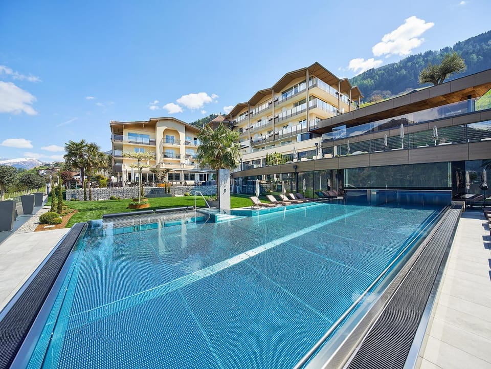 Property building, Garden, Hot Tub, Swimming pool, Open Air Bath